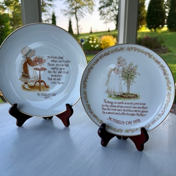 SET/2 HOLLY HOBBIE, MOTHER’S DAY PLATES. 1975 & 1978 COMMEMORATIVE EDITIONS. - Picture 8 of 8